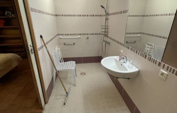 Salle de bain accessible attenante chambre accessible 